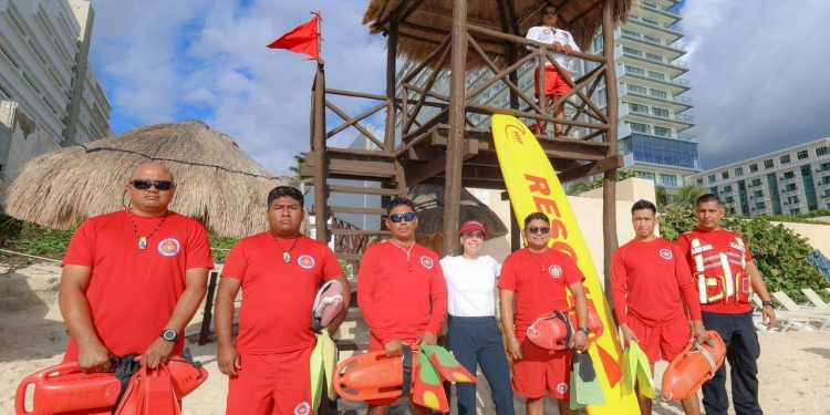 Ana Paty Peralta, constató la labor de vigilancia y auxilio que prestan 15 bomberos capacitados como guardavidas en Cancún