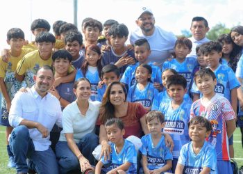 Ana Paty Peralta, y la Gobernadora, Mara Lezama Espinosa, entregaron la cancha de pasto sintético en la Supermanzana 258