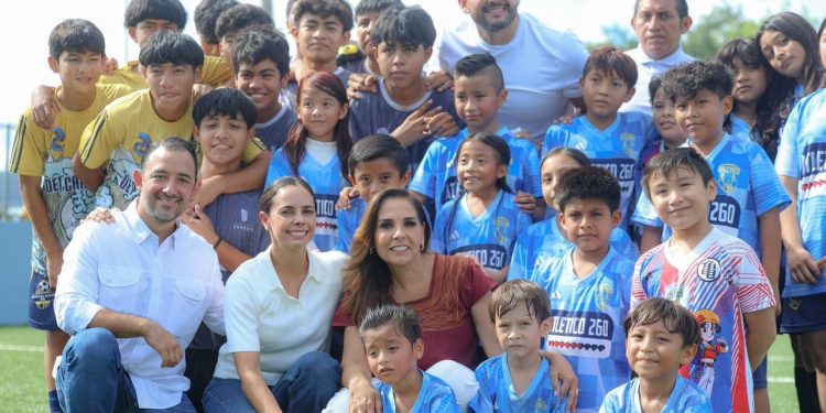 Ana Paty Peralta, y la Gobernadora, Mara Lezama Espinosa, entregaron la cancha de pasto sintético en la Supermanzana 258