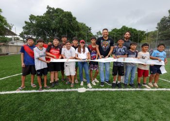 Inaugura la cancha de futbol de la Supermanzana 236