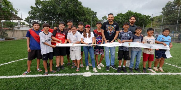 Inaugura la cancha de futbol de la Supermanzana 236