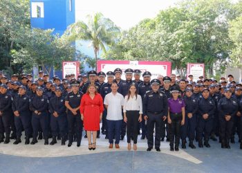 Ana Paty Peralta entrega certificados a elementos de la Academia de Policía Municipal de Benito Juárez