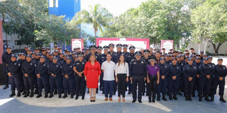 Ana Paty Peralta entrega certificados a elementos de la Academia de Policía Municipal de Benito Juárez