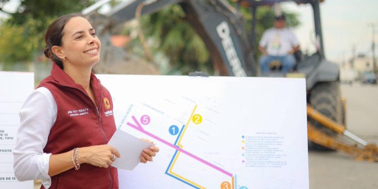 Ana Paty Peralta supervisa las obras de construcción del Sendero Seguro en la SM 259