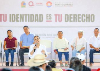 Ana Paty Peralta, entrega actas de nacimiento extemporáneas como parte del programa “Tu identidad es tu derecho”