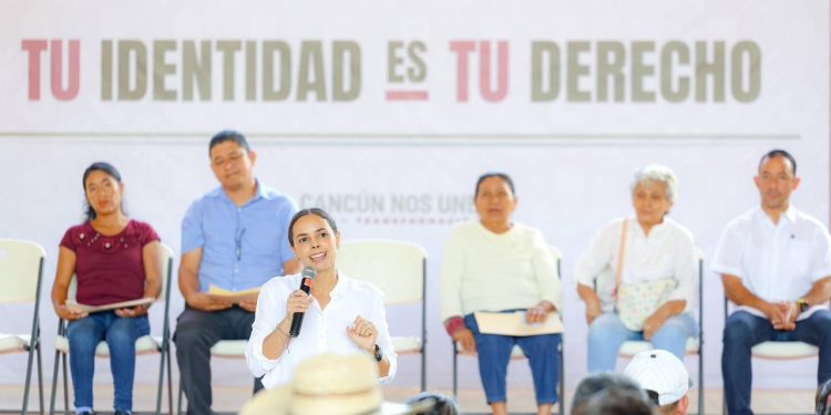Ana Paty Peralta, entrega actas de nacimiento extemporáneas como parte del programa “Tu identidad es tu derecho”