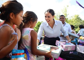 Ana Paty Peralta celebra el “Día de Reyes Magos” en las colonias El Porvenir 1 y 2 y colonia México
