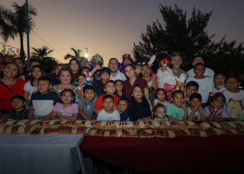 Ana Paty Peralta partió la Rosca de Reyes más grande de la ciudad en Malecón Tajamar
