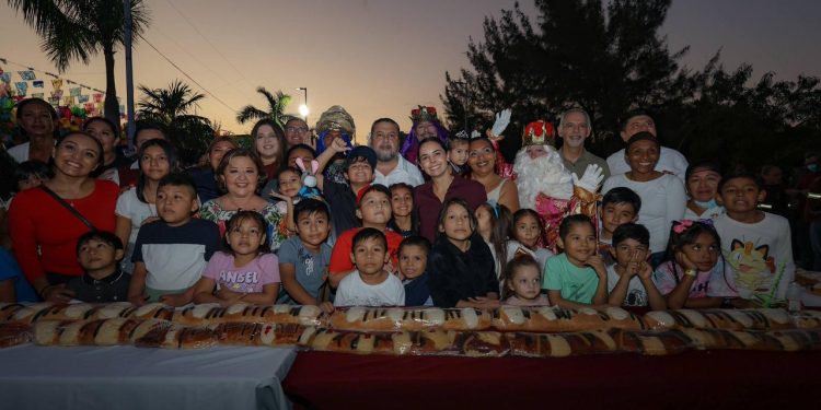 Ana Paty Peralta partió la Rosca de Reyes más grande de la ciudad en Malecón Tajamar