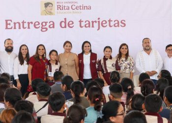Ana Paty Peralta, atestigua la entrega de tarjetas de la Beca “Rita Cetina” en la escuela secundaria técnica número 35 “José Guadalupe Posada”