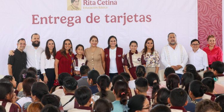 Ana Paty Peralta, atestigua la entrega de tarjetas de la Beca “Rita Cetina” en la escuela secundaria técnica número 35 “José Guadalupe Posada”