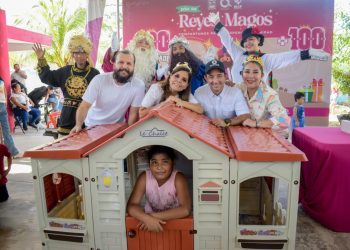 Celebran el Día de Reyes Magos en la colonia El Pedregal de Cancún