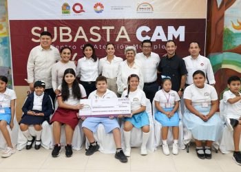 Ana Paty Peralta, entregó un cheque por más de 371 mil pesos para los 10 Centros de Atención Múltiple (CAM)