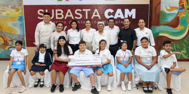 Ana Paty Peralta, entregó un cheque por más de 371 mil pesos para los 10 Centros de Atención Múltiple (CAM)