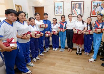 Ana Paty Peralta, entregó uniformes a la escolta de la secundaria general No. 9 “Jesús Reyes Heroles”