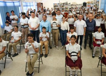 Ana Paty Peralta lleva el programa “Vive libre”, experiencia de Realidad Virtual a la Escuela Secundaria General No. 14 “Los Corales”