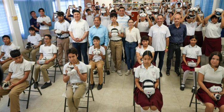 Ana Paty Peralta lleva el programa “Vive libre”, experiencia de Realidad Virtual a la Escuela Secundaria General No. 14 “Los Corales”