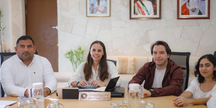 Ana Paty Peralta sostiene reunión de trabajo con el superintendente de la Comisión Federal de Electricidad (CFE)