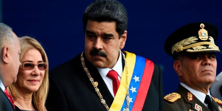 Ataque de EE.UU. en Venezuela termina con captura de Nicolás Maduro, dice Trump