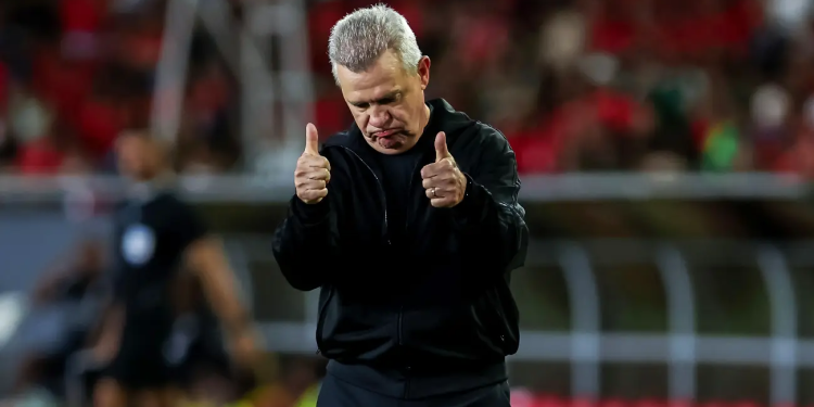 Javier Aguirre Julián Quiñones: Puertas Abiertas al Tri