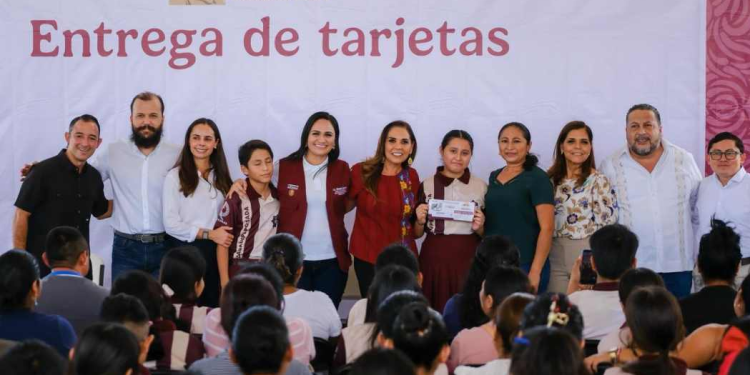 Beca Rita Cetina: Entrega en Secundaria Cancún