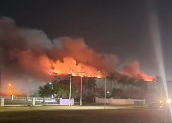 Incendio en maquiladora de Matamoros, Tamaulipas, deja tres bomberos muertos tras colapso estructural