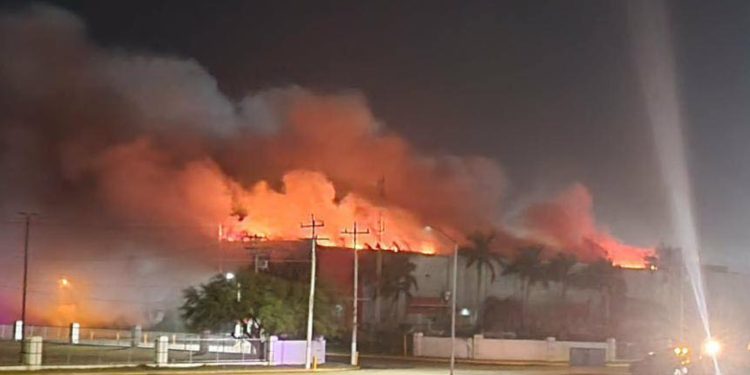 Incendio en maquiladora de Matamoros, Tamaulipas, deja tres bomberos muertos tras colapso estructural