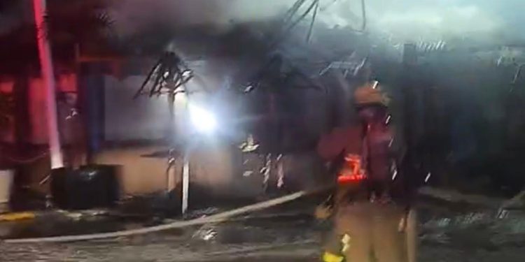 Bomberos sofocan incendio en La Palapita, restaurante de la avenida Kabah