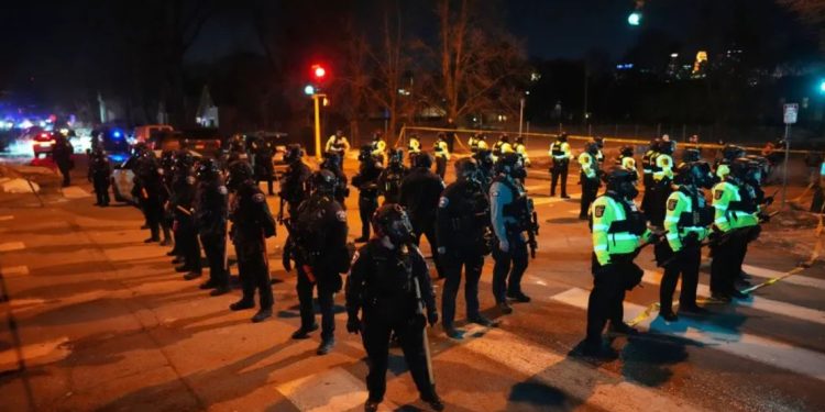 Protestas y enfrentamientos estallan en Minneapolis tras el disparo de un agente federal contra un inmigrante venezolano. Esto es lo que pasó y qué sigue.