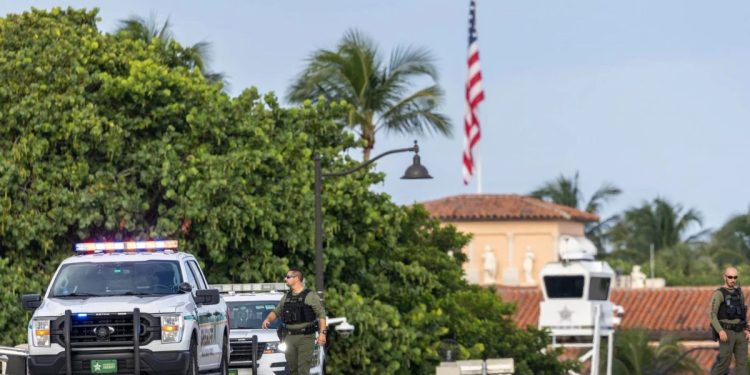 Abaten a hombre armado en la residencia de Trump en Florida