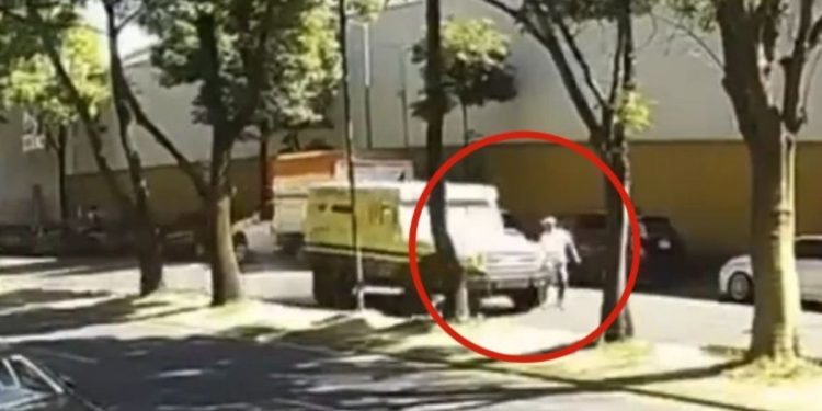 Camioneta de valores atropella a un franelero en CDMX