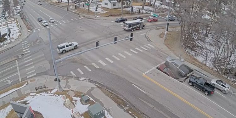 Dos vehículos caen en calle de Nebraska