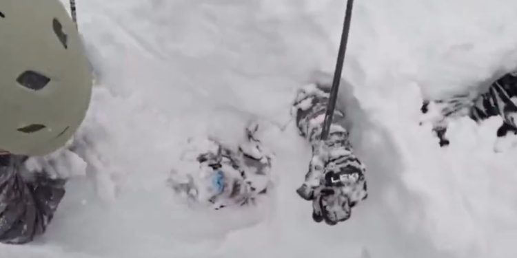Hombre es rescatado tras quedar enterrado en la nueve de Palisades Tahoe, California