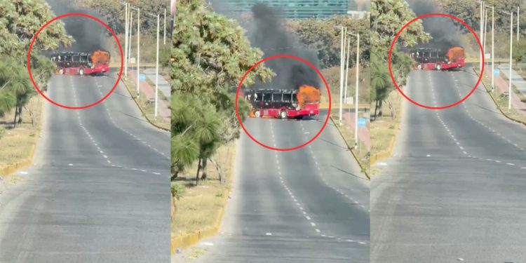 Incendian camión cerca del Estadio Akron en Jalisco