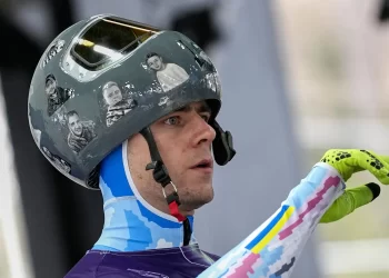 Descalifican a piloto ucraniano por portar casco conmemorativo en Milán-Cortina