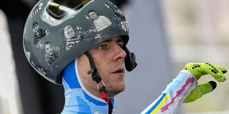 Descalifican a piloto ucraniano por portar casco conmemorativo en Milán-Cortina
