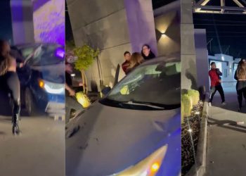 Mujer descubre a su pareja saliendo del motel con una mujer y los ataca a batazos