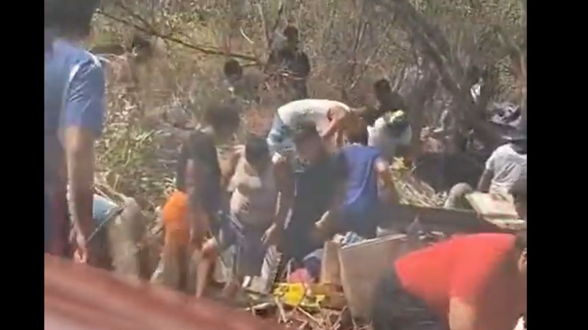 Rapiña tras la volcadura de trailer en Oaxaca