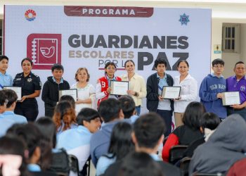Ana Paty Peralta toma protesta de los primeros “Guardianes Escolares por la Paz” en Cancún