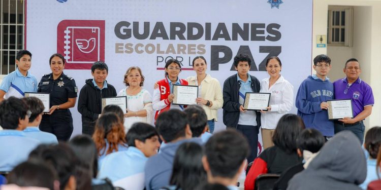 Ana Paty Peralta toma protesta de los primeros “Guardianes Escolares por la Paz” en Cancún