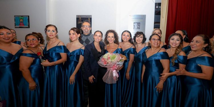 Ana Paty Peralta acudió como invitada de honor al concierto del grupo vocal femenino “Magnolias”