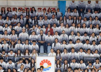Ana Paty Peralta, participó en la toma de la fotografía oficial con las y los representantes de la Olimpiada CONADE 2026