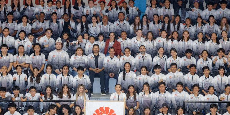 Ana Paty Peralta, participó en la toma de la fotografía oficial con las y los representantes de la Olimpiada CONADE 2026