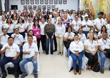 Ana Paty Peralta, entregó 123 gafetes de identificación a personal del Sistema DIF BJ