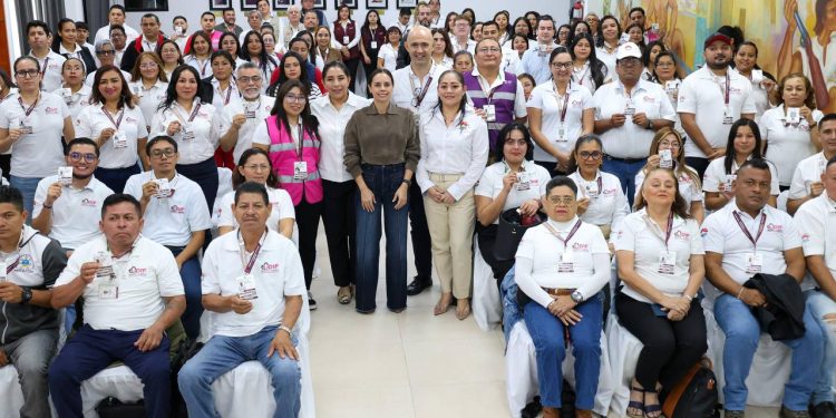 Ana Paty Peralta, entregó 123 gafetes de identificación a personal del Sistema DIF BJ