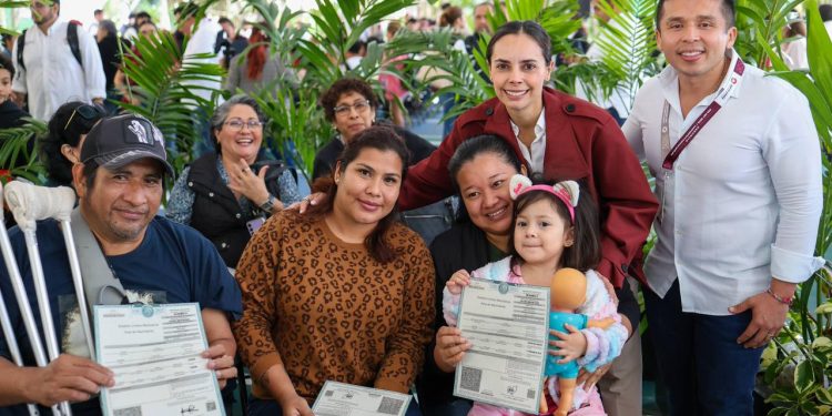 Ana Paty Peralta, encabezó la primer emisión del 2026 del programa “Día del Pueblo, Cancún nos Une por la Transformación”, en el fraccionamiento “La Joya”