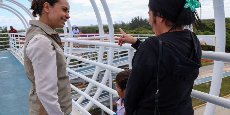 Ana Paty Peralta, supervisó los trabajos de mantenimiento del puente peatonal del (CRIT) Quintana Roo