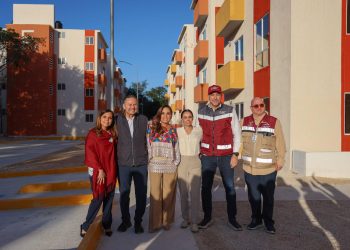Ana Paty Peralta, atestiguó la entrega de 80 títulos de propiedad en el fraccionamiento Paraíso Maya
