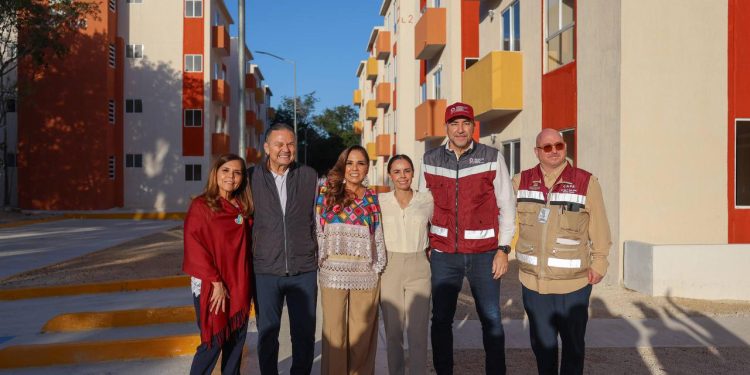 Ana Paty Peralta, atestiguó la entrega de 80 títulos de propiedad en el fraccionamiento Paraíso Maya