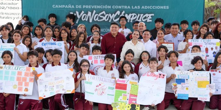 Ana Paty Peralta, entregó el reconocimiento “Yo no soy cómplice” a la secundaria técnica No. 11 “Moisés Sáenz Garza”